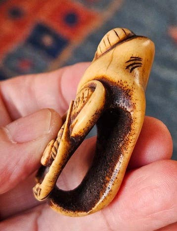 Un netsuke en ramure de cerf représentant un crabe assis sur
