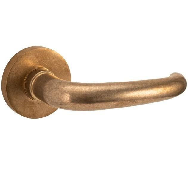 Deurklink op geveerd rozet Halfsabel/Vivo messing antiek, Doe-het-zelf en Bouw, Overige Doe-Het-Zelf en Bouw, Nieuw