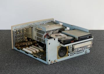 Apple Macintosh Performa 600 — Early Caddy-Loaded CD Version