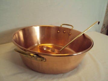 Magnifique bassine a confiture fond martelée et sa louche -