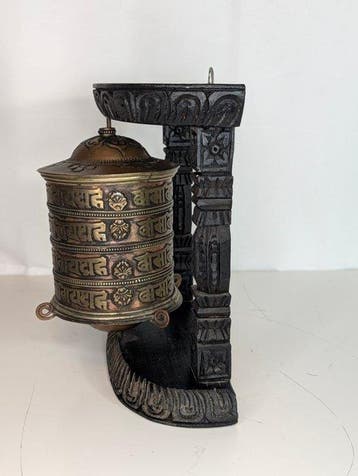 Tibetaanse gebedsmolen Mani-wiel met gesneden houten