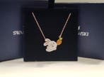 Swarovski - Beeldje - Bunny with carrot pendant necklace -, Antiek en Kunst