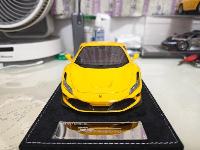 Henson & Heaven 1:18 - Modelauto - Ferrari f8 tributo giallo, Hobby en Vrije tijd, Modelauto's | 1:5 tot 1:12
