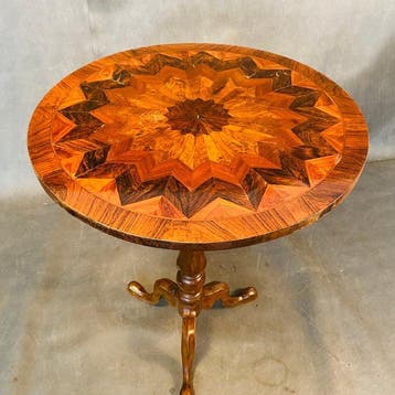 Salontafel - Hout, Bijzettafeltje in zeilvorm uit het begin