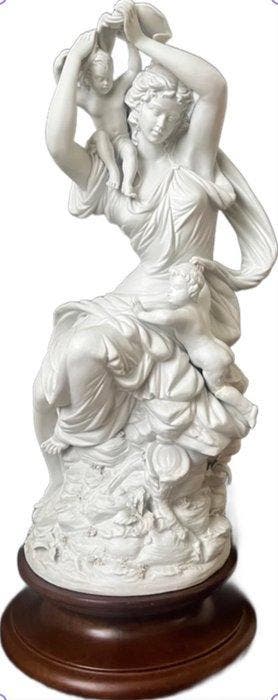 Figure - Vrouw met twee cherubijnen - Biscuit de porcelaine
