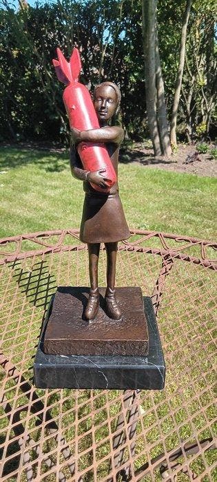 naar banksy - Sculpture, bronzen meisje met raket - 32 cm -