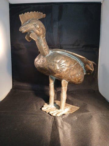 Bronzen beeldje – staande Coq Okpa, in de koninklijke