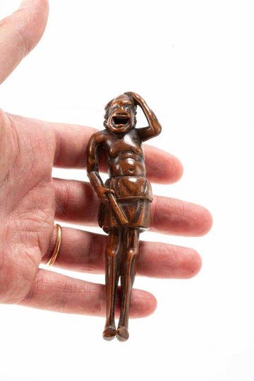 Een grote netsuke van boxhout met een uitstekende patina en, Antiquités & Art