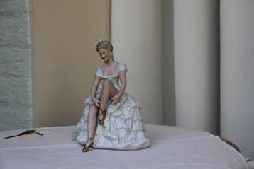 Wallendorf - Beeldje, zittende ballerina - 17 cm - Porselein, Antiek en Kunst
