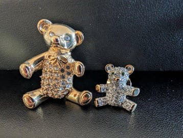 Beeld, Swarovski broches beer - 3.3 cm - Metaal, Gold plated, Antiek en Kunst