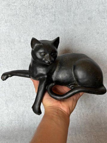 Beeld, Liggende kat 27.5 cm - 21 cm - Hars