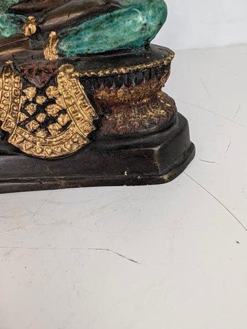 Bouddha assis en Bhumisparsha-mudra – bronze – patiné vert, Antiquités & Art
