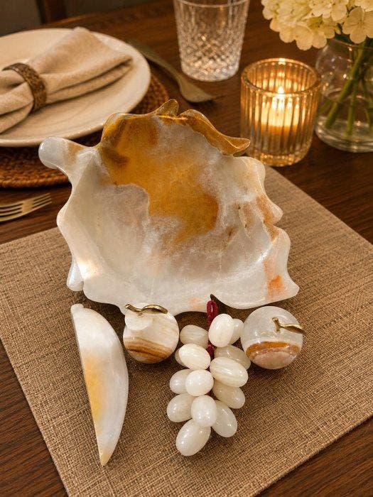 Rare Himalayan Onyx Marble Fruit Set with Handcrafted Leaf, Antiek en Kunst, Antiek | Keukengerei