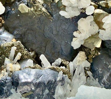 Pyrite Rugueuse - Hauteur : 14 cm - Largeur : 10 cm- 1153 g