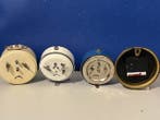 een scheepsklok en drie vintage wekkers (4) - Vintage