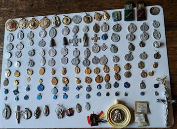 Collection de 141 Médailles et objets religieux (141) -