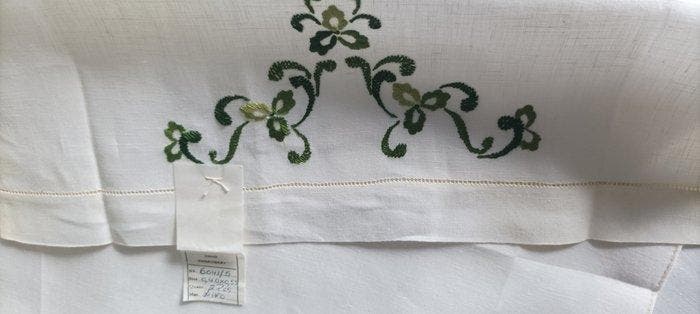Du linge de maison - Des serviettes de bain délicates avec, Antiek en Kunst, Antiek | Tapijten, Tafelkleden en Textiel