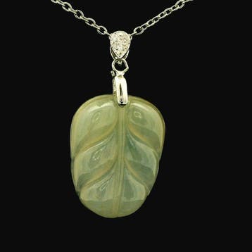 Jade - Pendentif en forme de feuille gravée en jadeite non, Antiquités & Art