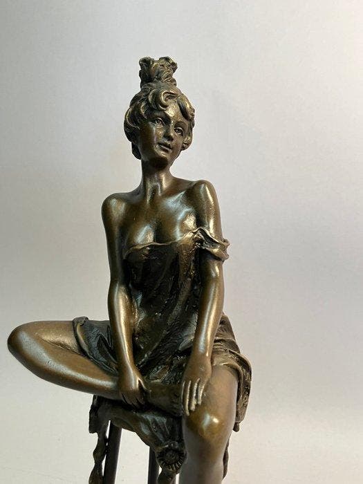 sculptuur, Vrouw op kruk - 29 cm - Brons, Antiquités & Art, Art | Objets design