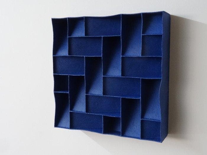 2026 - 30 Indisch blauw minimalistisch wandrelief, Antiek en Kunst, Kunst | Schilderijen | Modern