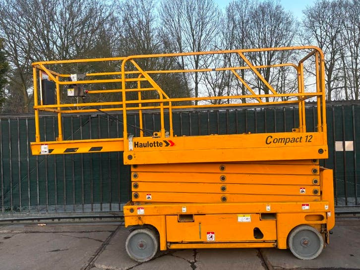 Haulotte Compact 12 12m schaarlift hoogwerker Haulotte, Zakelijke goederen, Machines en Bouw | Liften, Steigers en Ladders, Ophalen