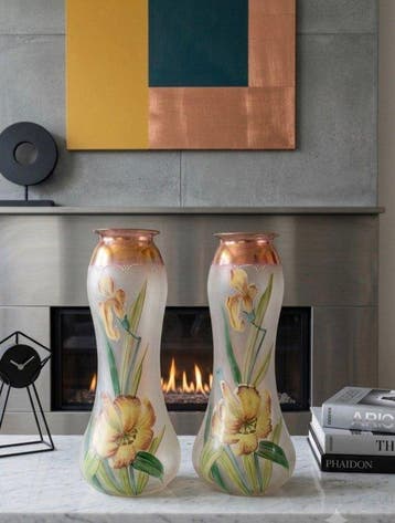 Vaas (2) - Iris - Een paar Art Nouveau vazen -
