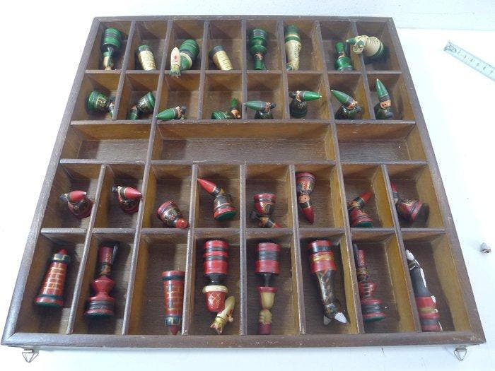 jeu déchecs pays de l est personnages peint a la main, Antiquités & Art, Curiosités & Brocante