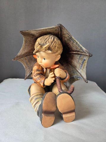 Goebel - Beeldje - Hummel UMBRELLA BOY - N° 152 / II A -