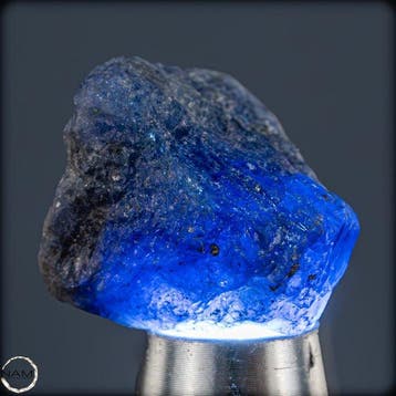Natuurlijke, zeldzamere tanzaniet-ruw kristal – intens blauw