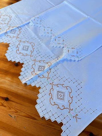 Handdoek (10) - 109 cm - 75 cm - Handgeborduurde handdoeken
