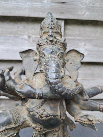 Statue de Ganesh en bronze dans le pur style
