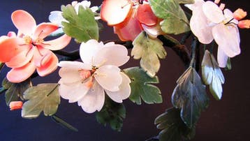 Arbre bonsaï chinois en pierres gemmes et verre de Pékin -