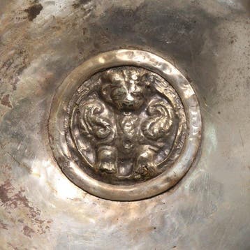 Sasanian Zilver Schaal met leeuw in hoog reliëf, Antiek en Kunst