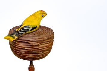 Marotte speeldoos schenktuit houtsnijwerk vogel in nest -, Antiek en Kunst