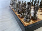 Jeu déchecs - Réalisé en bronze, en relief et en tapisserie
