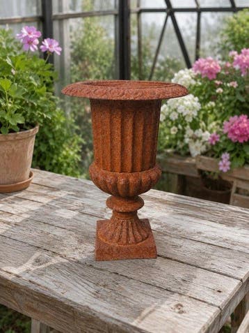 Ornement décoratif - Europe - Vase de jardin en métal lourd
