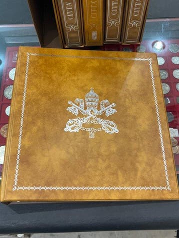 Italie - Vatican Cinq albums Marini avec dossier usagé.