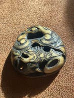 Netsuke, en forme de mokugyo (gong en bois) avec deux, Antiek en Kunst