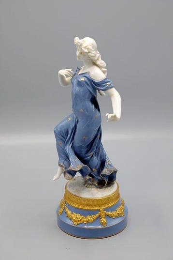 Beeld, Élégante danseuse en porcelaine allemande, robe bleue