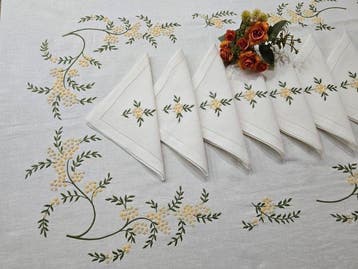 Tovaglia in puro lino con ricamo a macchina e rifinitura a