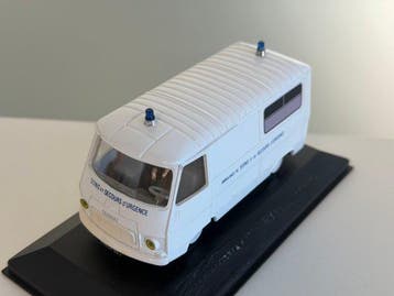 Altaya 1:43 - Model bestelwagen (2) - Peugeot J7 Ambulance