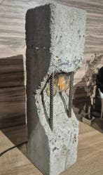 Lampada da tavolo brutalista in cemento e acciaio – design