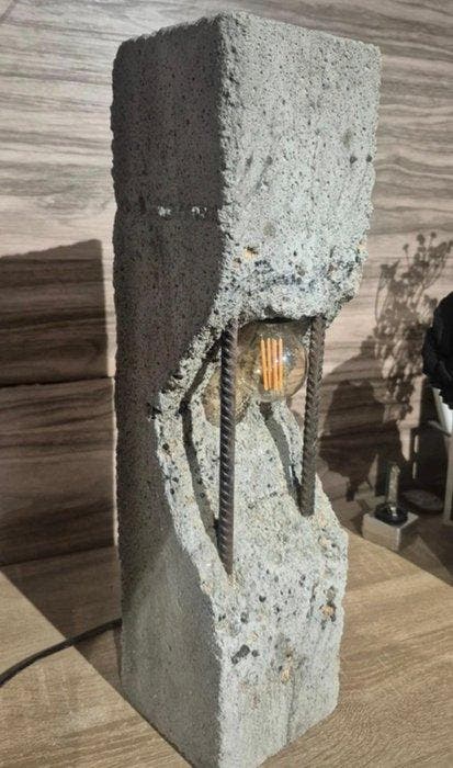 Lampada da tavolo brutalista in cemento e acciaio – design, Antiek en Kunst, Curiosa en Brocante