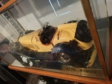 Pocher 1:8 - Voiture de sport miniature - Alfa Romeo Spider
