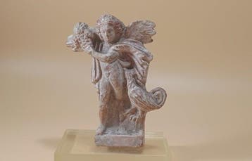 Oud-Grieks, Hellenistisch Terracotta Eros met haan en hoorn