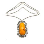 Ancien collier pendentif en ambre baltique naturelle à motif, Antiquités & Art