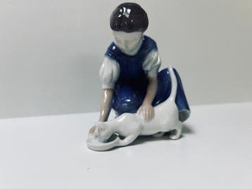 Royal Copenhagen - Figuur - Girl Feeding Cat - Porselein