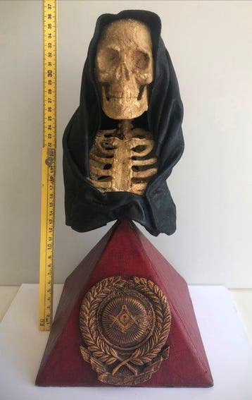 Relief, Piramide massonica Memento Mori - 35 cm - composite,