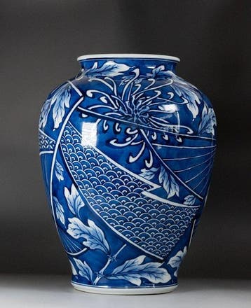 Vase bleu et blanc « Éventail et chrysanthèmes » - Céramique, Antiquités & Art