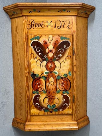 gedateerde Zweedse volkskunst hoekhangkast 1972 - Hoekkast -, Antiek en Kunst